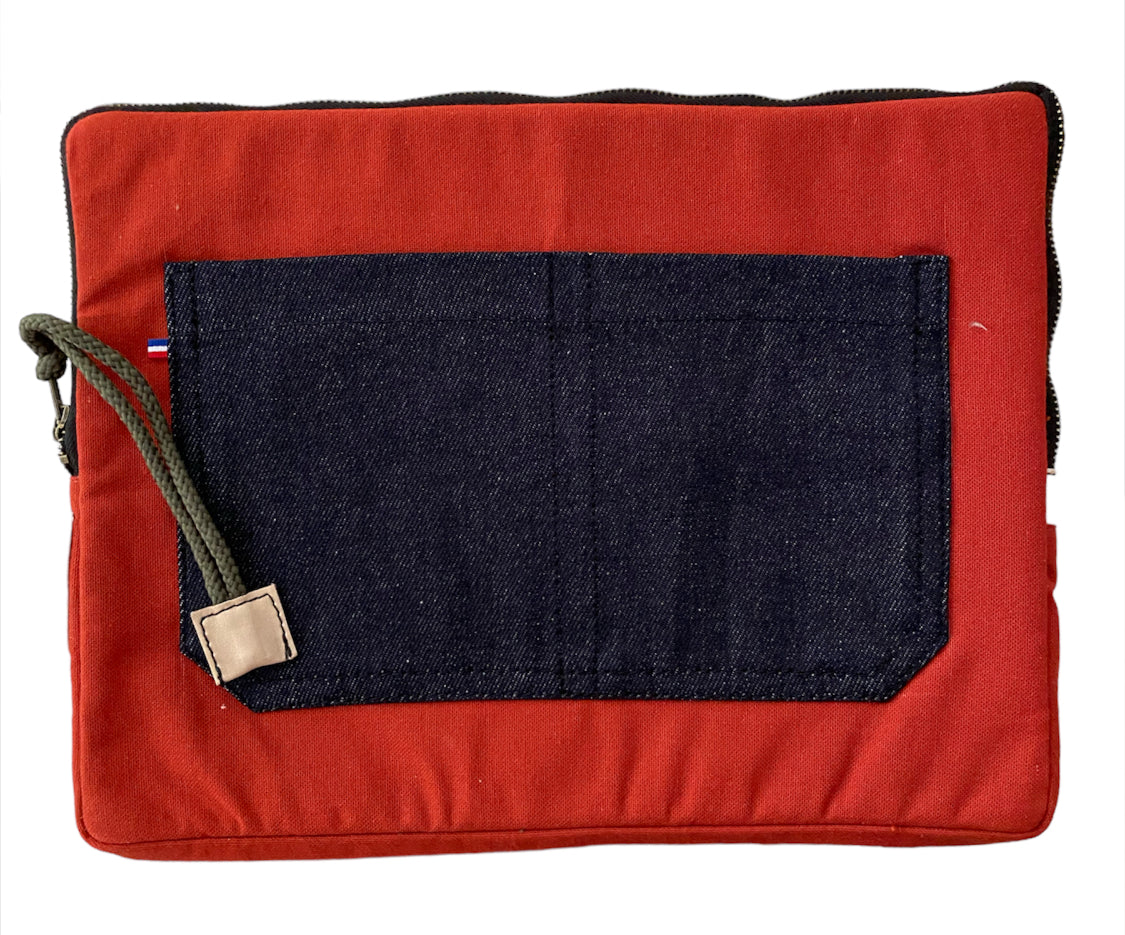 Pochette ordinateur matelassée peinte à la main par Laurence de Konrad en toile terracotta – vue 2