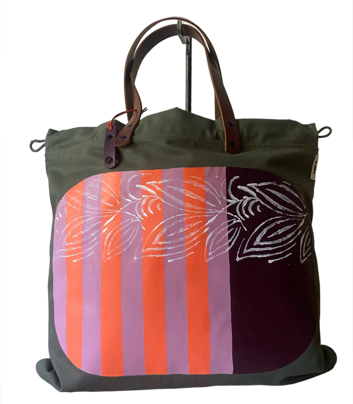 Sac cabas weekender peint à la main par Laurence de Konrad, anses en cuir – vue 2