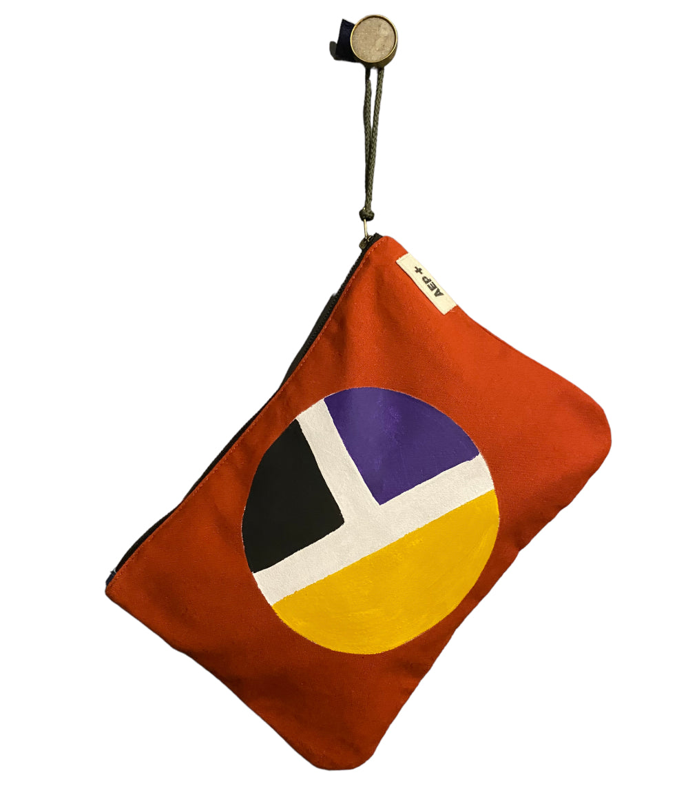 Pochette zippée peinte à la main par Laurence de Konrad en toile terracotta – fait main à Aix-en-Provence