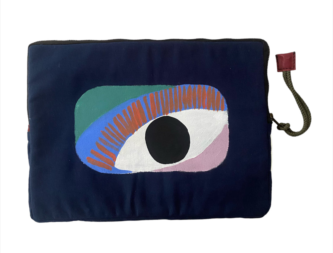 Pochette ordinateur matelassée peinte à la main par Laurence de Konrad en toile bleu marine – fait main à Aix-en-Provence