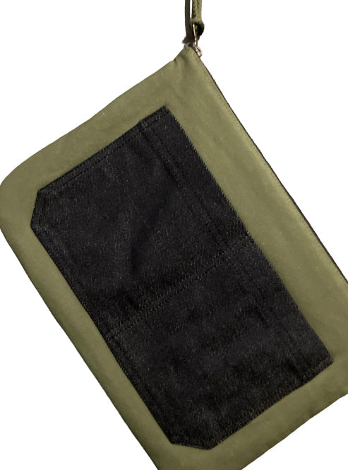 Pochette zippée peinte à la main par Laurence de Konrad en toile kaki – vue 3