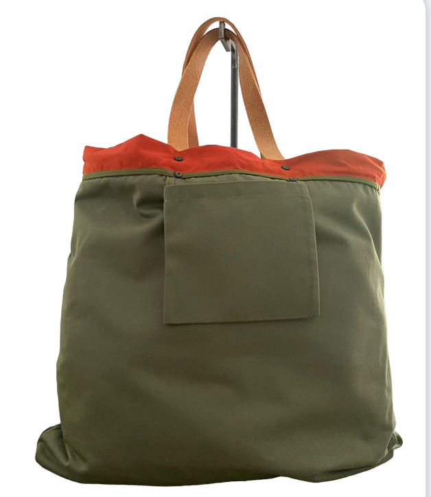Sac cabas weekender peint à la main par Laurence de Konrad en toile terracotta, anses en cuir – vue 6