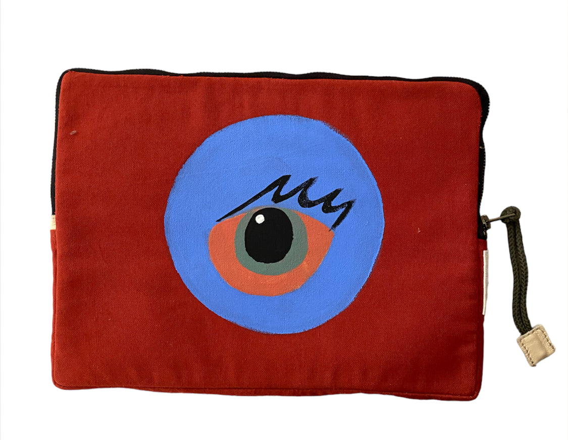 Pochette ordinateur matelassée peinte à la main par Laurence de Konrad en toile terracotta – fait main à Aix-en-Provence