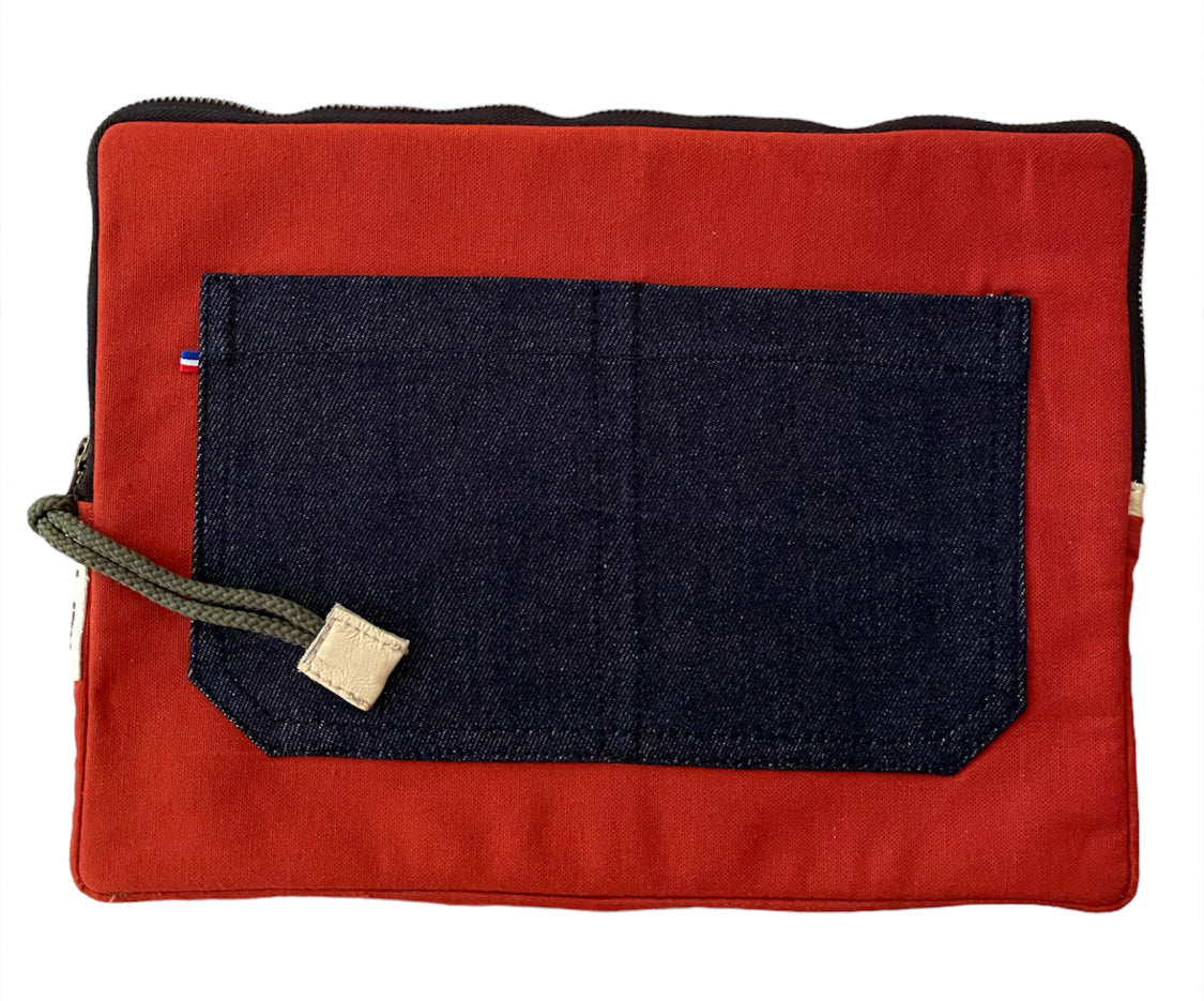 Pochette ordinateur matelassée peinte à la main par Laurence de Konrad en toile terracotta – vue 2