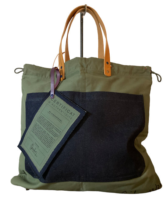 Sac cabas weekender peint à la main par Giordan Rubio « Amo N°29 » en toile kaki, anses en cuir – vue 3