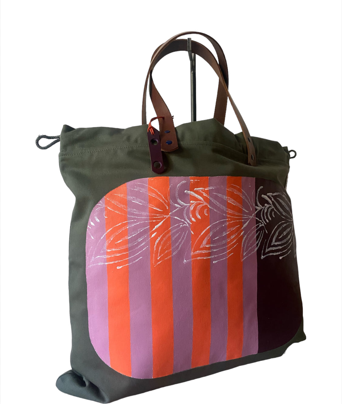 Sac cabas weekender peint à la main par Laurence de Konrad, anses en cuir – vue 3