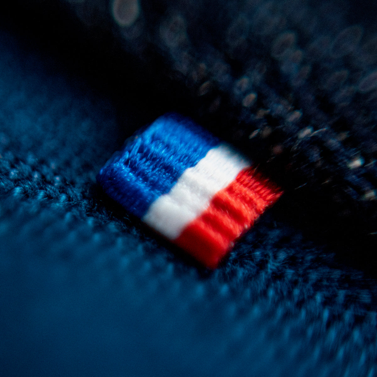 Étiquette drapeau français cousue sur un sac AEP+ fabriqué en France