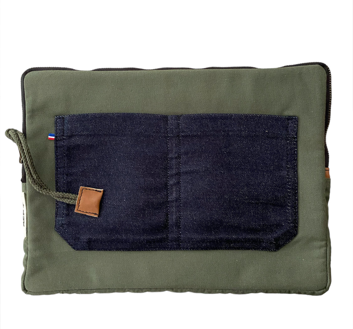 Pochette ordinateur matelassée peinte à la main par Laurence de Konrad en toile kaki – vue 2