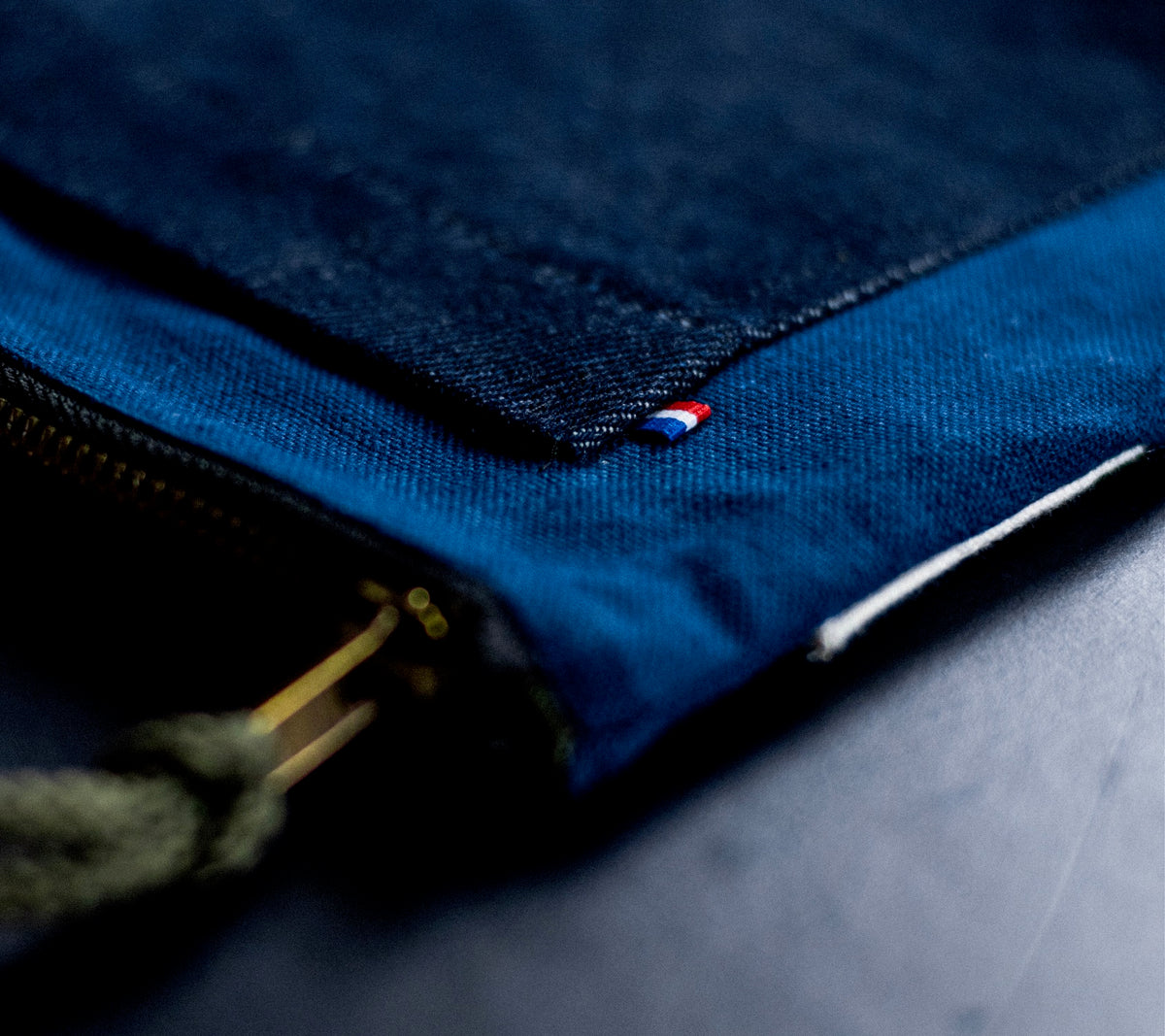 Détail de la toile denim et des finitions d’un sac AEP+ fait main