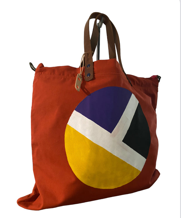 Sac cabas weekender peint à la main par Laurence de Konrad en toile terracotta, anses en cuir – vue 3