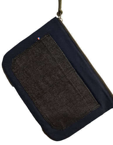 Pochette zippée peinte à la main par Laurence de Konrad en toile bleu marine – vue 4