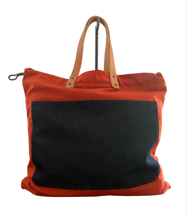 Sac cabas weekender peint à la main par Laurence de Konrad en toile terracotta, anses en cuir – vue 4