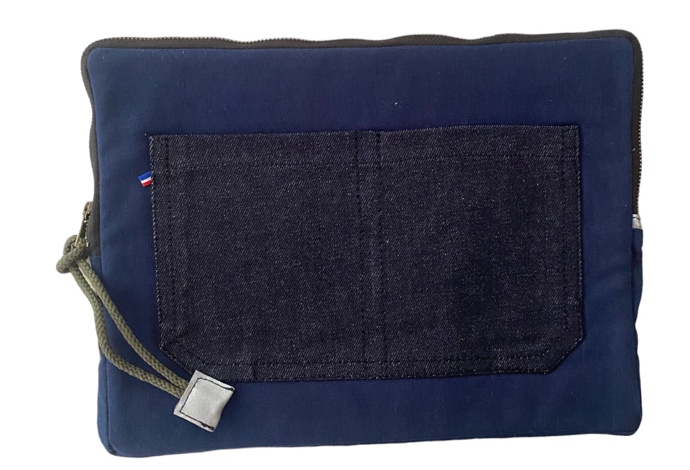 Pochette ordinateur matelassée peinte à la main par Laurence de Konrad en toile bleu marine – vue 2