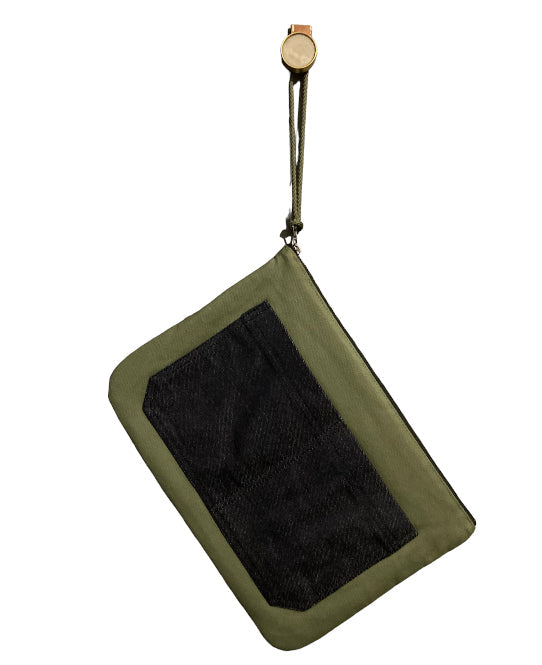Pochette zippée peinte à la main par Laurence de Konrad en toile kaki – vue 2