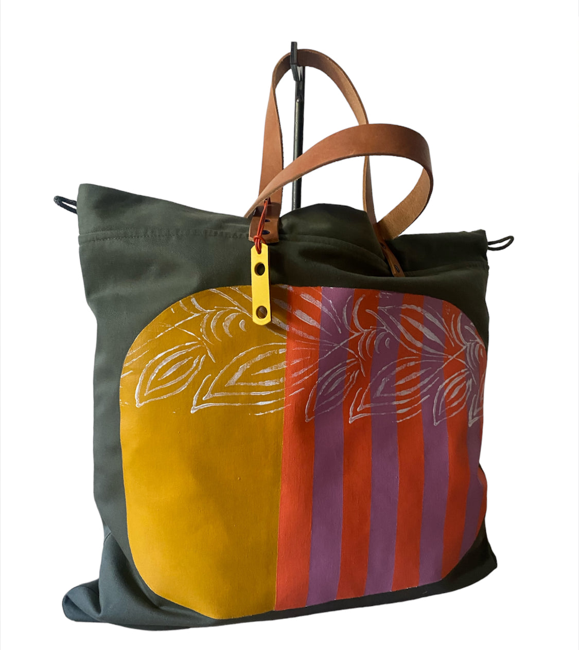 Sac cabas weekender peint à la main par Laurence de Konrad, anses en cuir – vue 2