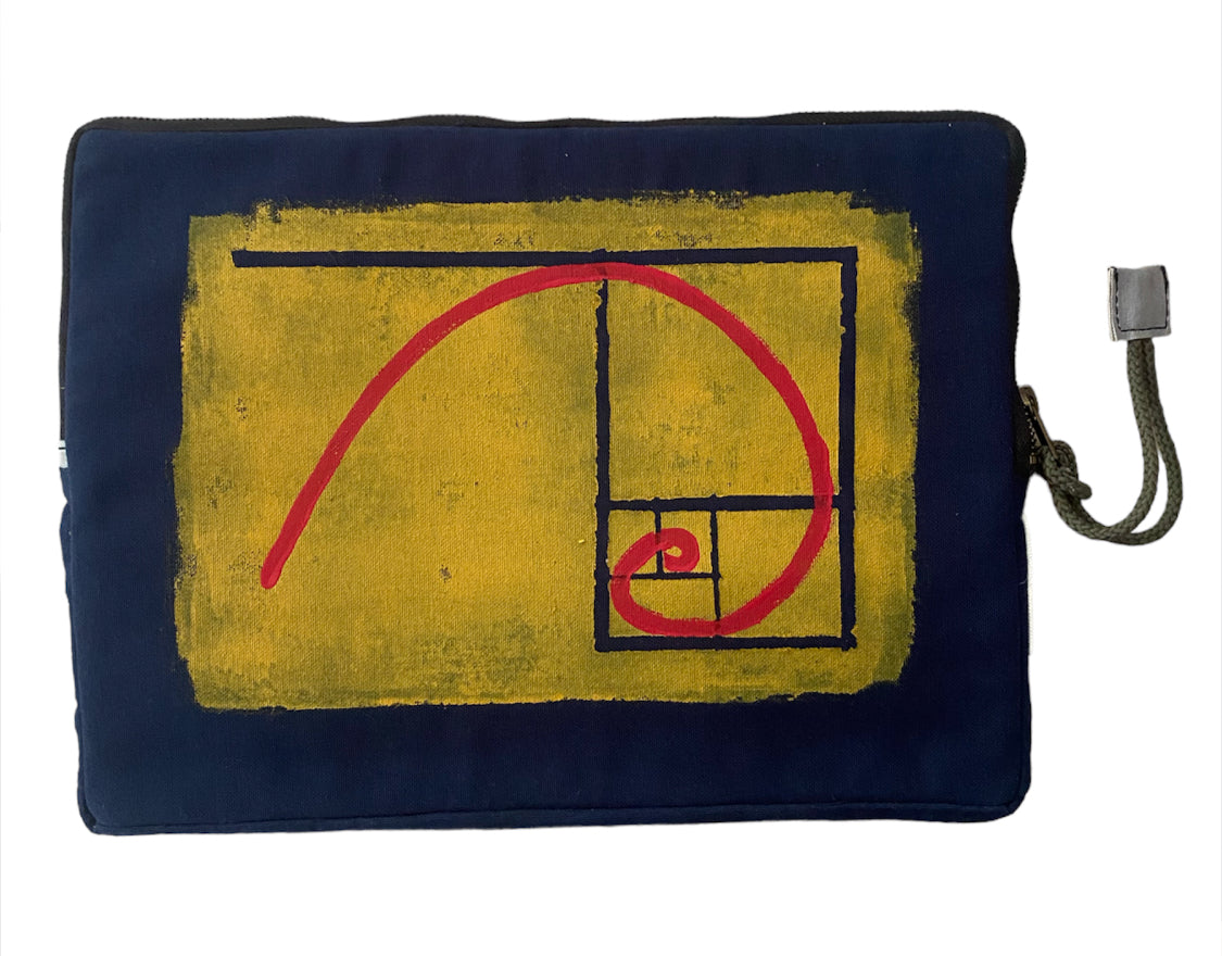 Pochette ordinateur matelassée peinte à la main par Laurence de Konrad en toile bleu marine – fait main à Aix-en-Provence