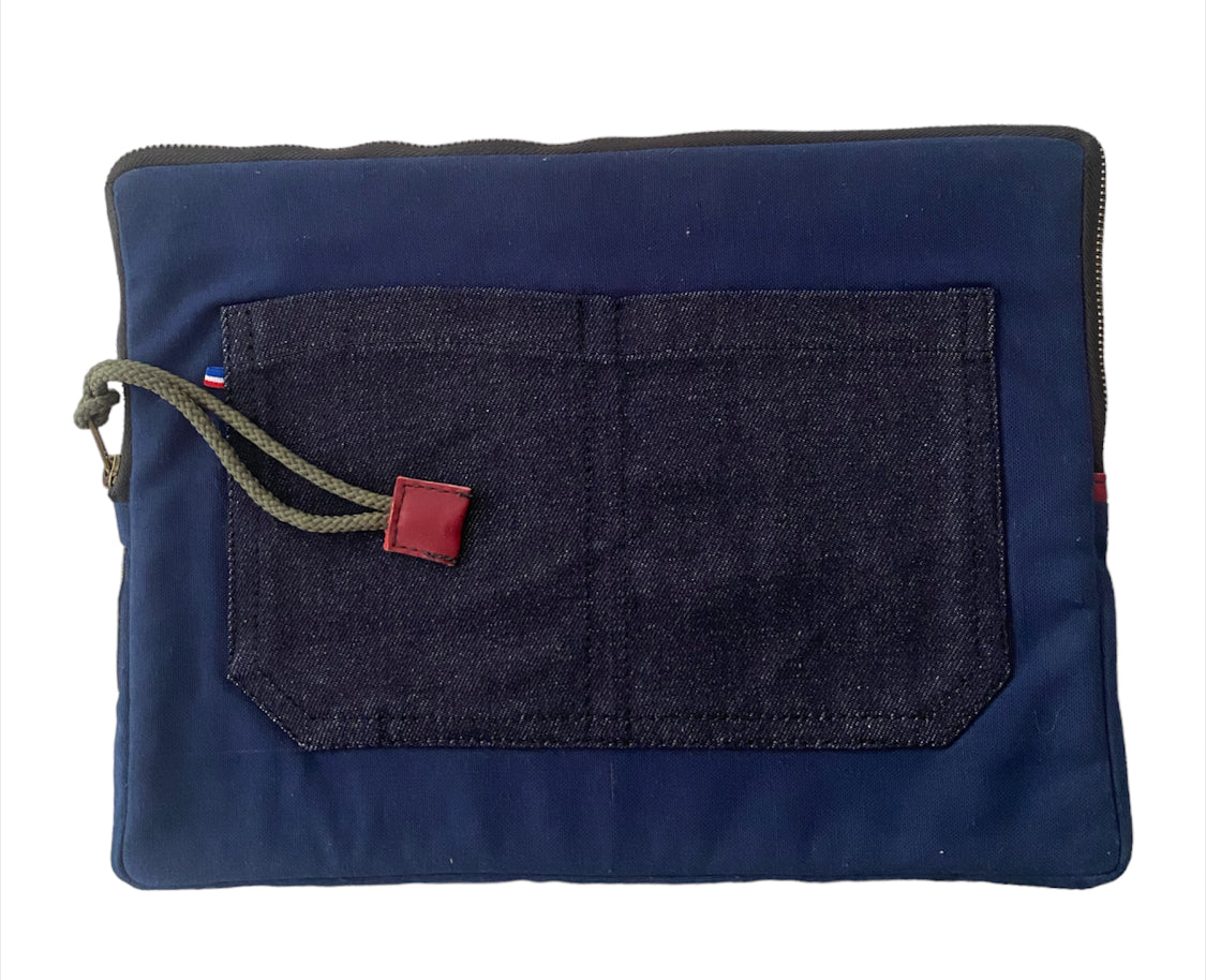 Pochette ordinateur matelassée peinte à la main par Laurence de Konrad en toile bleu marine – vue 2