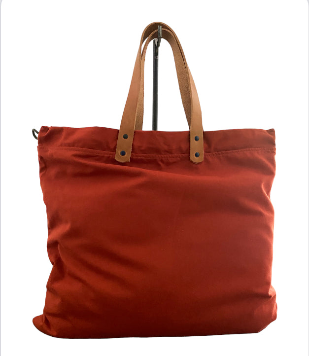 Sac cabas weekender peint à la main par Laurence de Konrad en toile terracotta, anses en cuir – vue 5